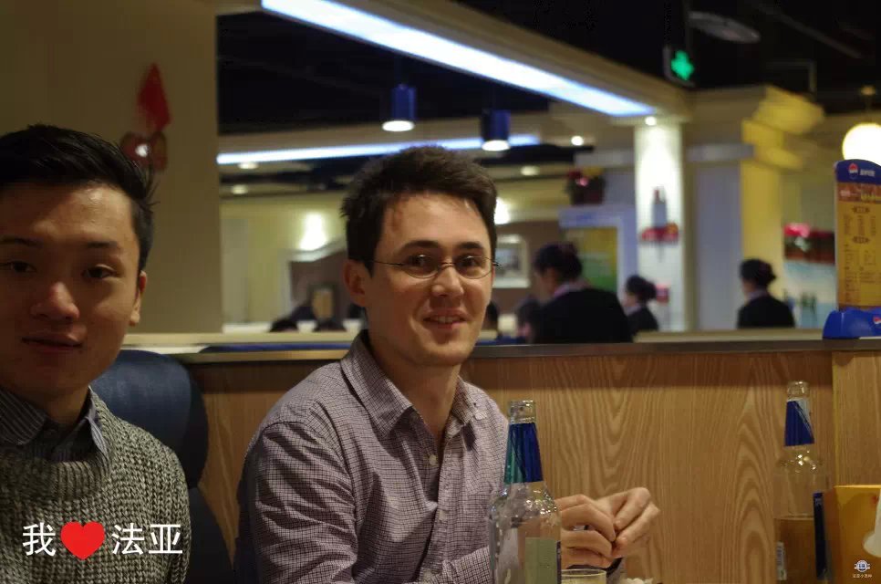 外教與同學們在一起