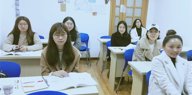 韓語初級上課中一金瑩老師