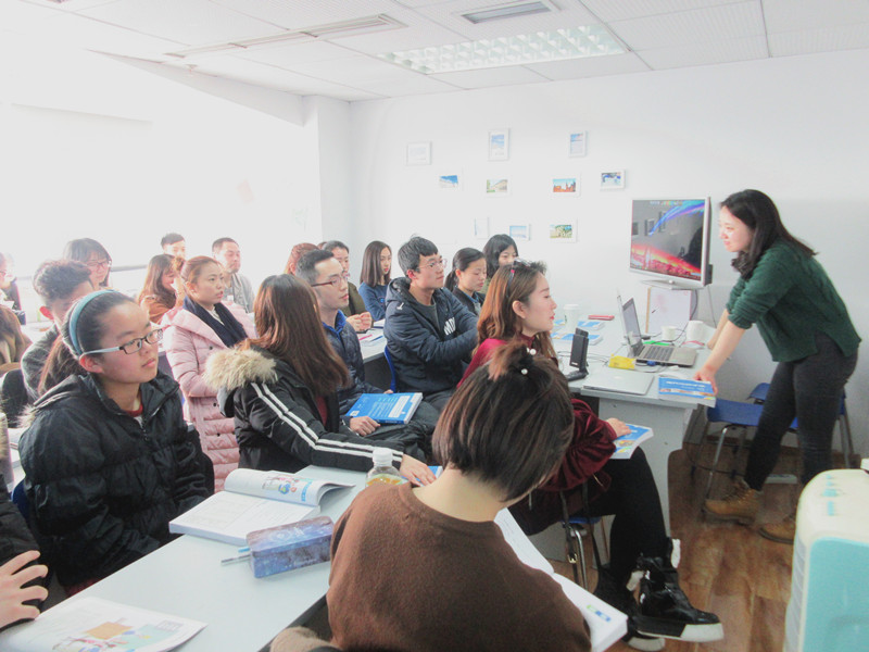 西班牙語大火，試聽課爆滿